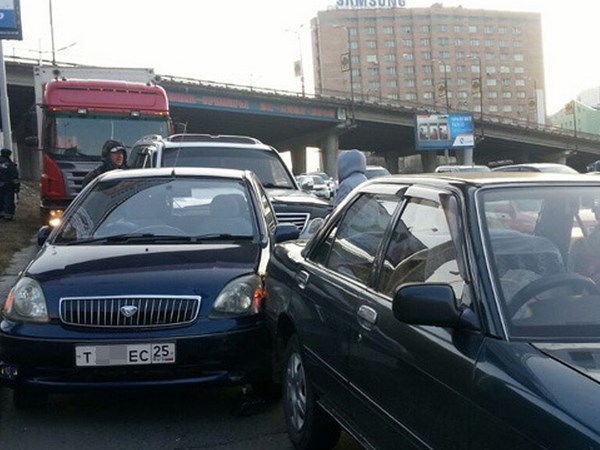 Во Владивостоке грузовик с неисправными тормозами протаранил 10 машин