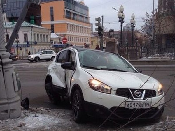 В центре Екатеринбурга кроссовер сбил трех пешеходов