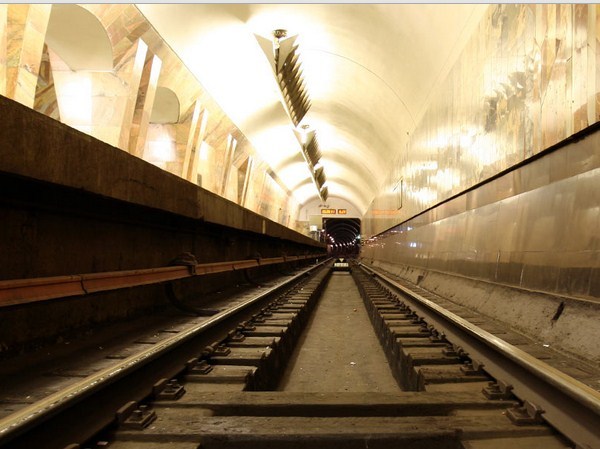 В екатеринбургском метро женщина спрыгнула на рельсы