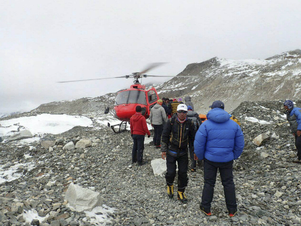 BBC: заблокированных на Эвересте альпинистов эвакуировали вертолетами