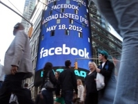 Цена акций Facebook упала почти на треть с момента IPO