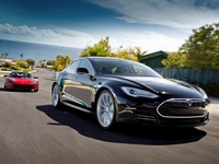 Стартуют продажи премиального электромобиля Tesla Model S
