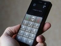 Кнопочный мобильный телефон Just5 Brick получил обновленный дизайн благодаря студии Артемия Лебедева