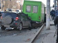 В Омске внедорожник протаранил маршрутку: трое в больнице