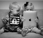 Ученые призывают родителей пораньше обеспечивать детей iPad