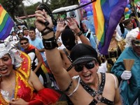 Несколько тысяч человек приняли участие в гей-параде в Риге