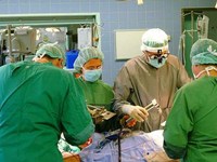 Китайский хирург завершил операцию, несмотря на разрыв аорты у себя