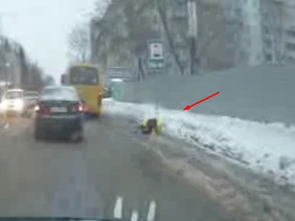Бесчеловечность в Барнауле: из автобуса выпал ребенок, водитель скрылся