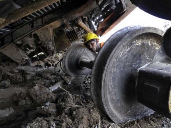 Пассажирский поезд упал в овраг на Сахалине: один погибший, пятеро пострадавших