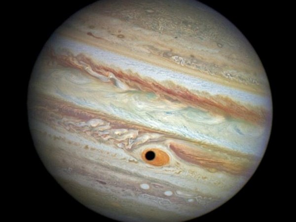 Получены снимки гигансткого глаза, наблюдающего за Землей с Юпитера