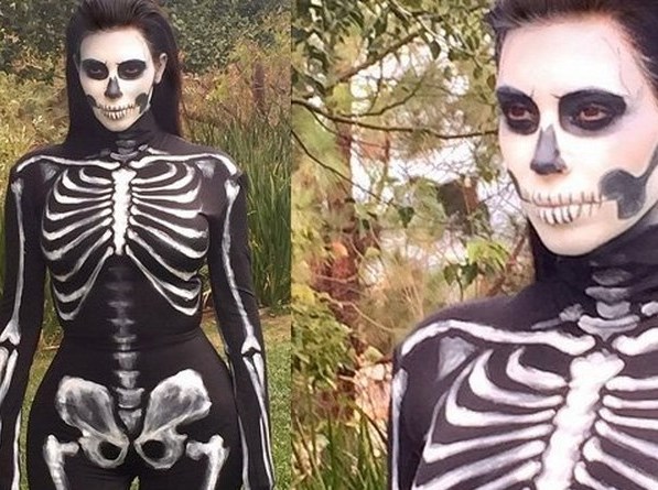 Ким Кардашьян продемонстрировала свой скелет на Хэллоуин