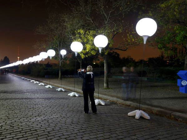 В честь падения Берлинской стены в небо запустили светящиеся шарики