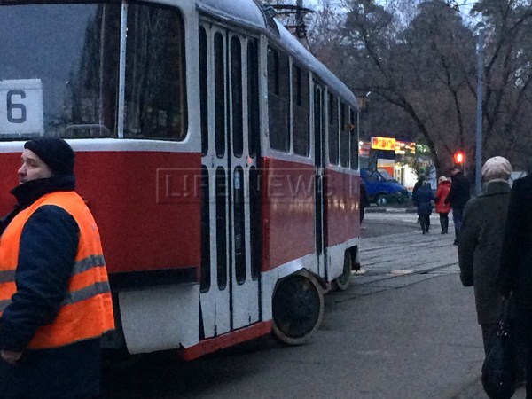 Сход трамвая с рельсов в Москве перекрыл движение по четырем маршрутам