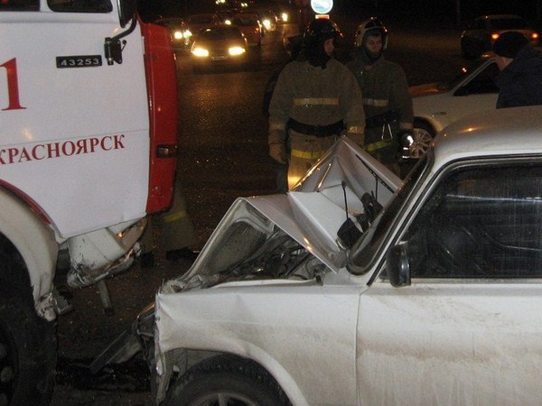 "Пятёрка" протаранила пожарную машину в Красноярске