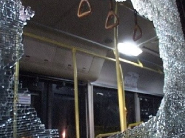 В Каменск-Уральском троллейбус с пассажирами подвергся обстрелу