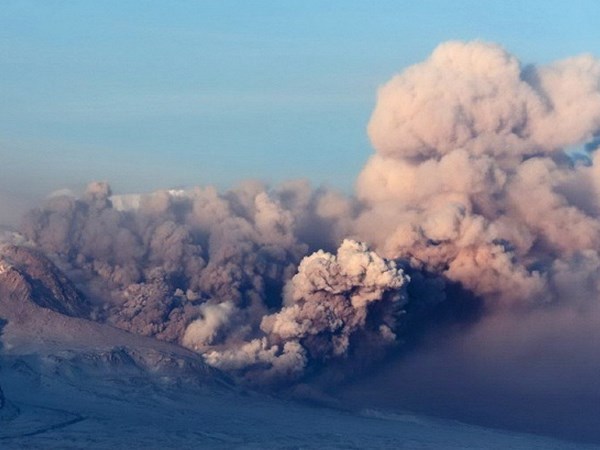 Вулкан Шивелуч выбросил столб пепла на 13 километров