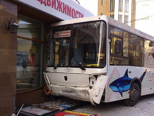 Пассажирский автобус врезался в стену дома в Новосибирске
