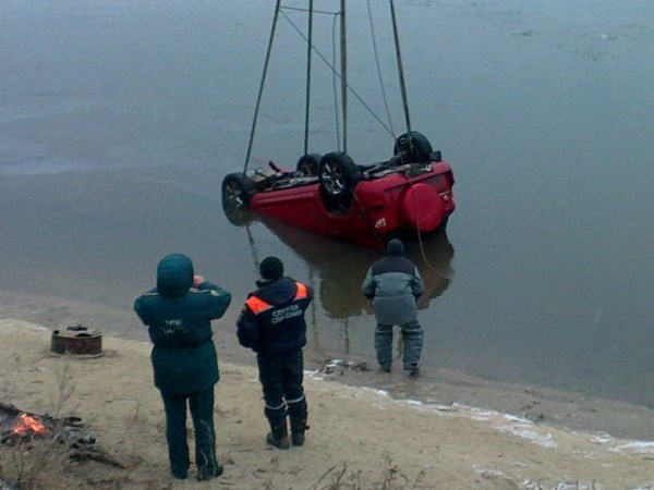 В Чувашии подняли со дна реки машину с телами двух погибших