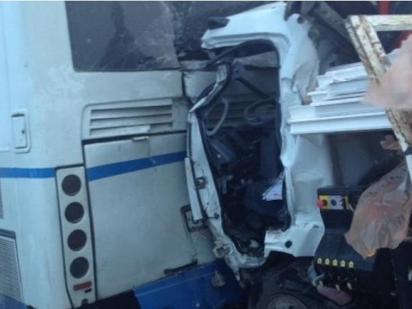 В окрестностях Тюмени грузовик врезался в автобус с 25 пассажирами