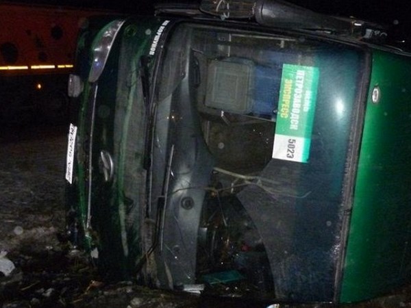 В Карелии перевернулся пассажирский автобус, трое госпитализированы