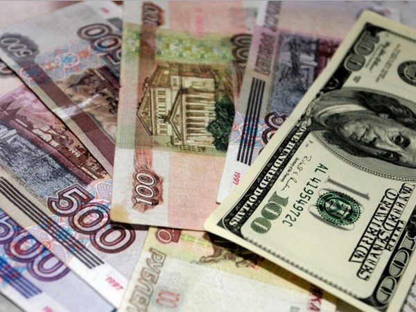 Курс рубля к доллару упал ниже отметки в 45 рублей
