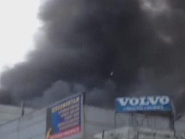 В Москве загорелся склад автозапчастей