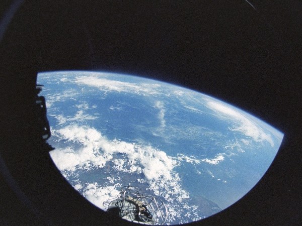 Фотографии преодолели 38000 километров в космосе