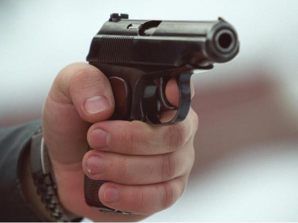 В Омске 26-летний мужчина выстрелил из пистолета в своего гостя