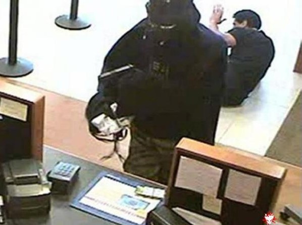В Югре двое вооруженных преступников ограбили банк
