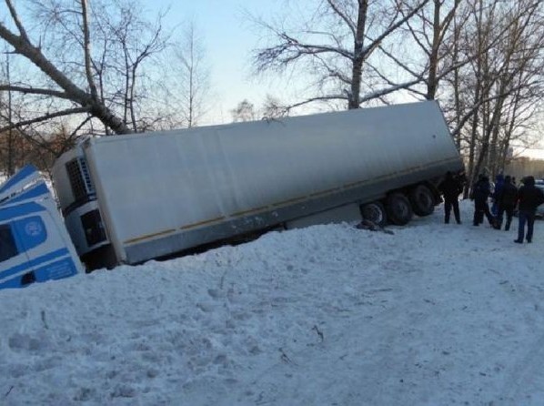 Toyota лоб в лоб столкнулась с грузовым тягачом под Томском
