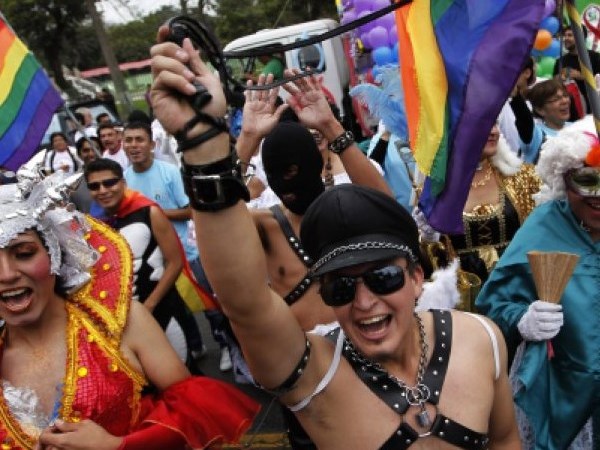 Несколько тысяч человек приняли участие в гей-параде в Риге