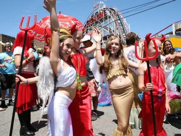 Более трех тысяч человек приняли участие в нью-йоркском параде русалок