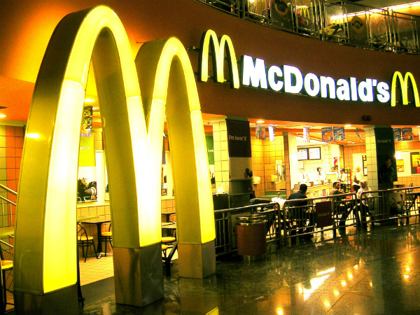 В McDonald’s теперь можно рассчитаться картами НСМЭП