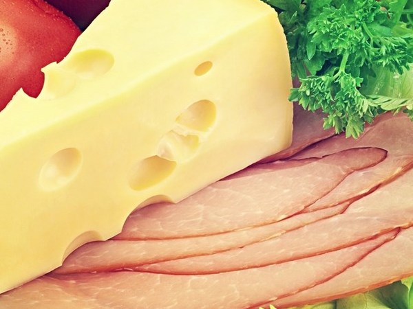 Мясо и сыр помогают инфекциям проникнуть в организм – ученые
