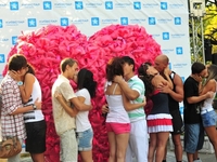 Одесситы отметили Всемирный день поцелуя у «Влюблённого сердца» 
