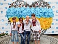 В День Независимости одесситы украсили «Влюбленное Сердце» бантами