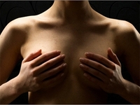 Женская грудь стала объектом внимания врачей в центре Киева