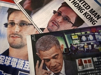Отец Сноудена пока останется в США