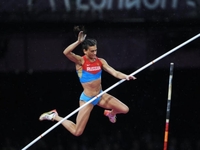 Лучшими легкоатлетами России в 2013 году были названы Елена Исинбаева и Александр Меньков 