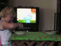 Ученые: просмотр телевизора увеличивает риск ожирения у детей