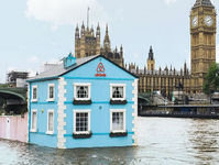 По Темзе дрейфует двухэтажный голубой дом с лужайкой