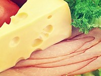 Мясо и сыр помогают инфекциям проникнуть в организм – ученые